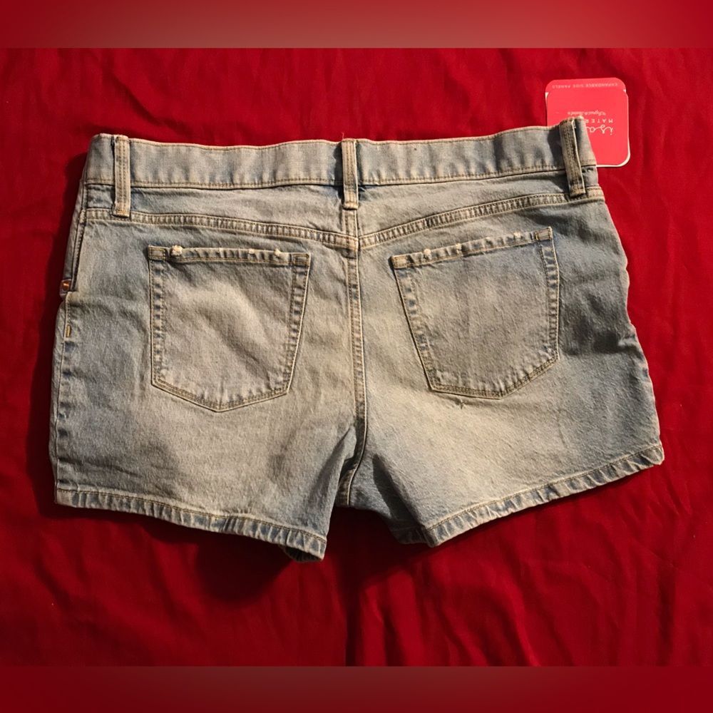 NWT Isabel Light Wash Midi Maternity Shorts - Picture 4 of 9